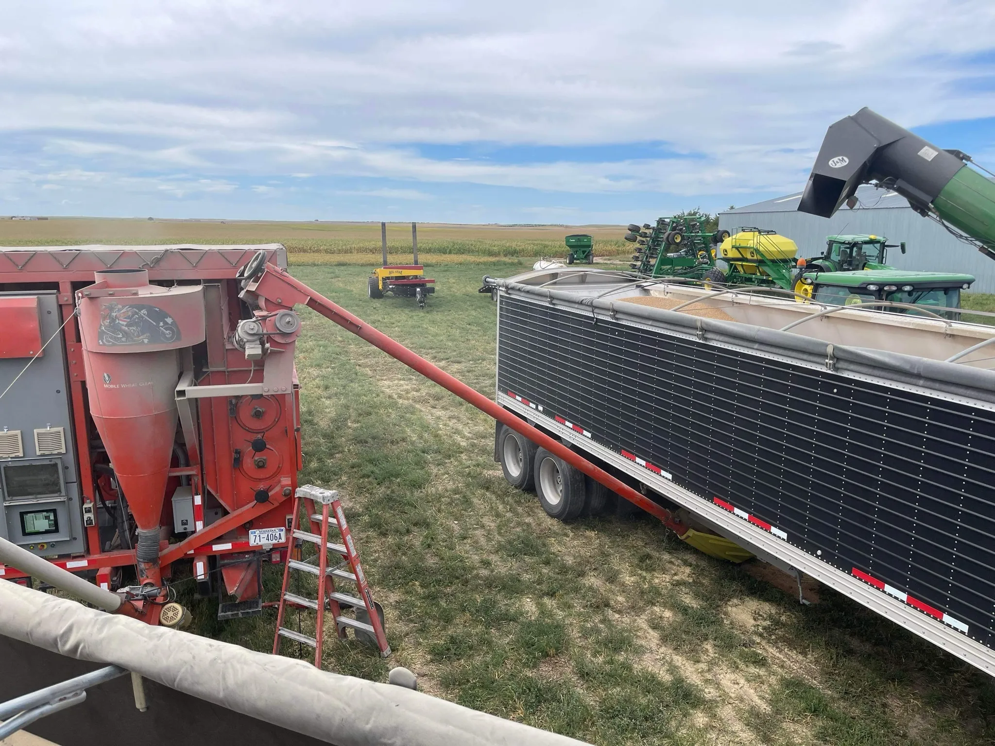 Gallery Image: Golden Waves llc Mobile Grain Cleaning